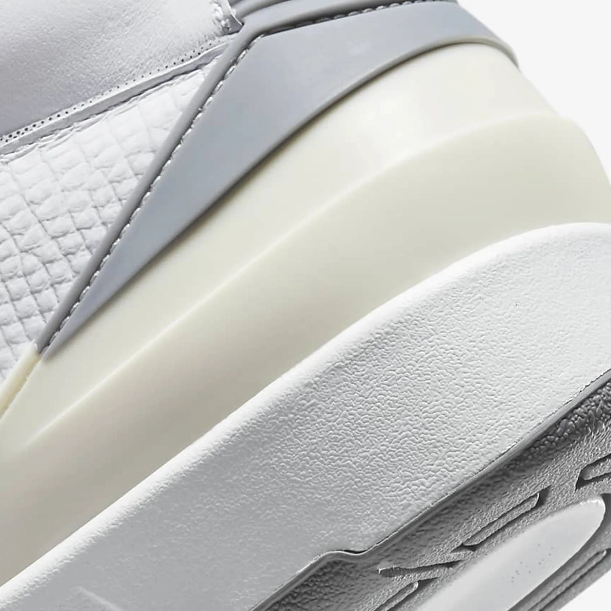 Jordan | AIR JORDAN 2 RETRO  { WHITE/CEMENT GREY-SAIL-BLACK